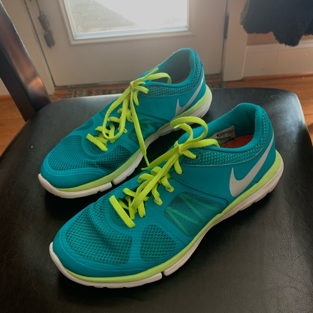 Nike teal tennis shoes